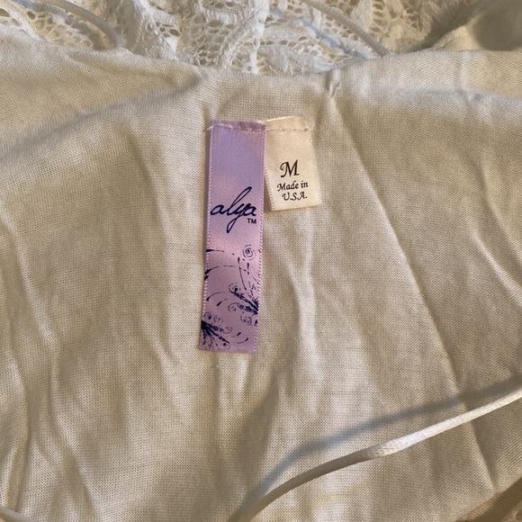 ⭐️White lace tank top - Picture 3 of 4